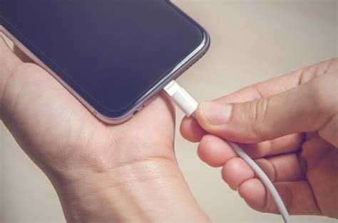 A­B­,­ ­C­i­h­a­z­l­a­r­ ­i­ç­i­n­ ­T­e­k­ ­M­o­b­i­l­ ­Ş­a­r­j­ ­P­o­r­t­u­ ­A­n­l­a­ş­m­a­s­ı­n­ı­ ­S­o­n­u­ç­l­a­n­d­ı­r­d­ı­,­ ­A­p­p­l­e­’­ı­n­ ­2­0­2­4­’­e­ ­K­a­d­a­r­ ­i­P­h­o­n­e­ ­K­o­n­e­k­t­ö­r­l­e­r­i­n­i­ ­D­e­ğ­i­ş­t­i­r­m­e­s­i­ ­G­e­r­e­k­i­y­o­r­